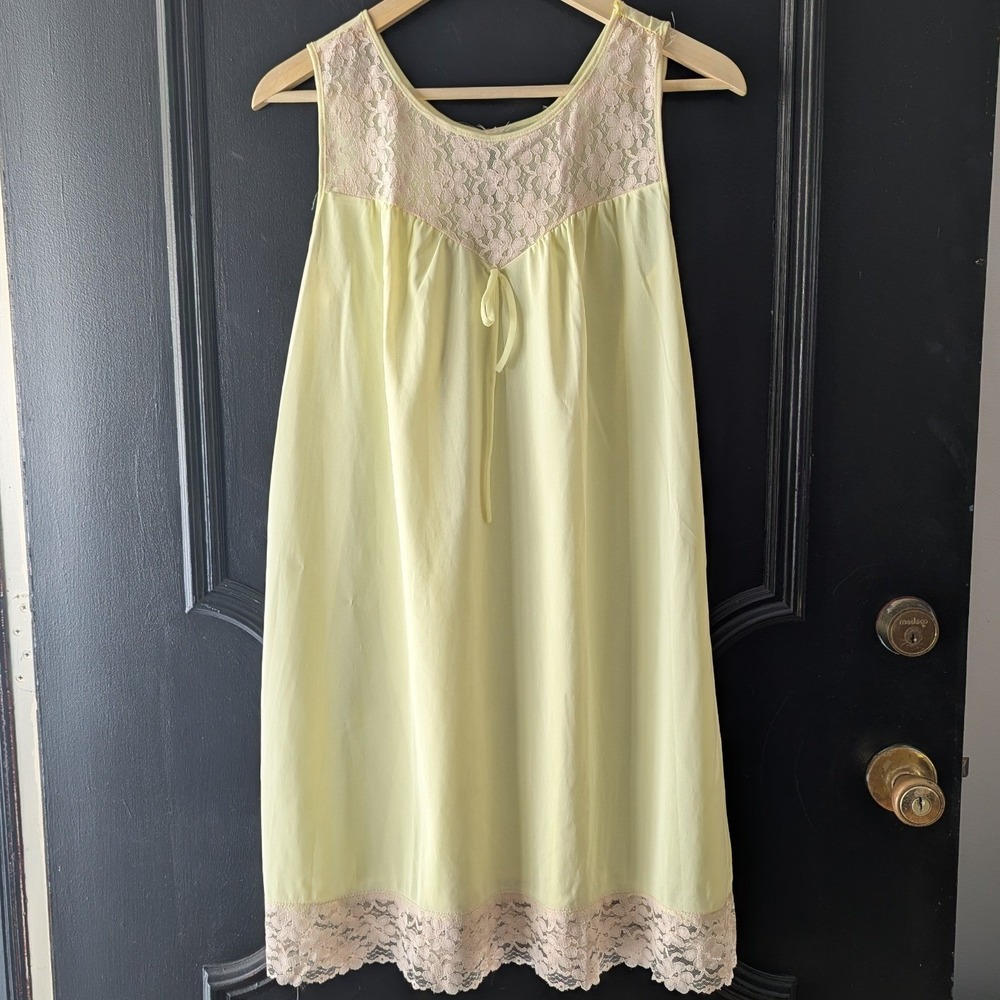 Vtg Mid Century Pastel Yellow Cream Lace Trim Nightgown Slip‎ Dress Sleeveless